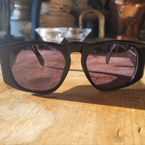 CHANEL Black Sunglasses with Gold Logo - Picture 3 of 8